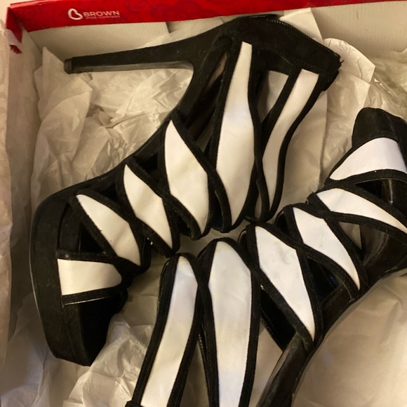 Carlos Santana black and white high heel shooties - Picture 2 of 2
